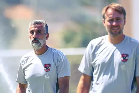 لمناقشة البرنامج التدريبي والمباريات الودية.. ريبيرو يجتمع بجهازه المعاون